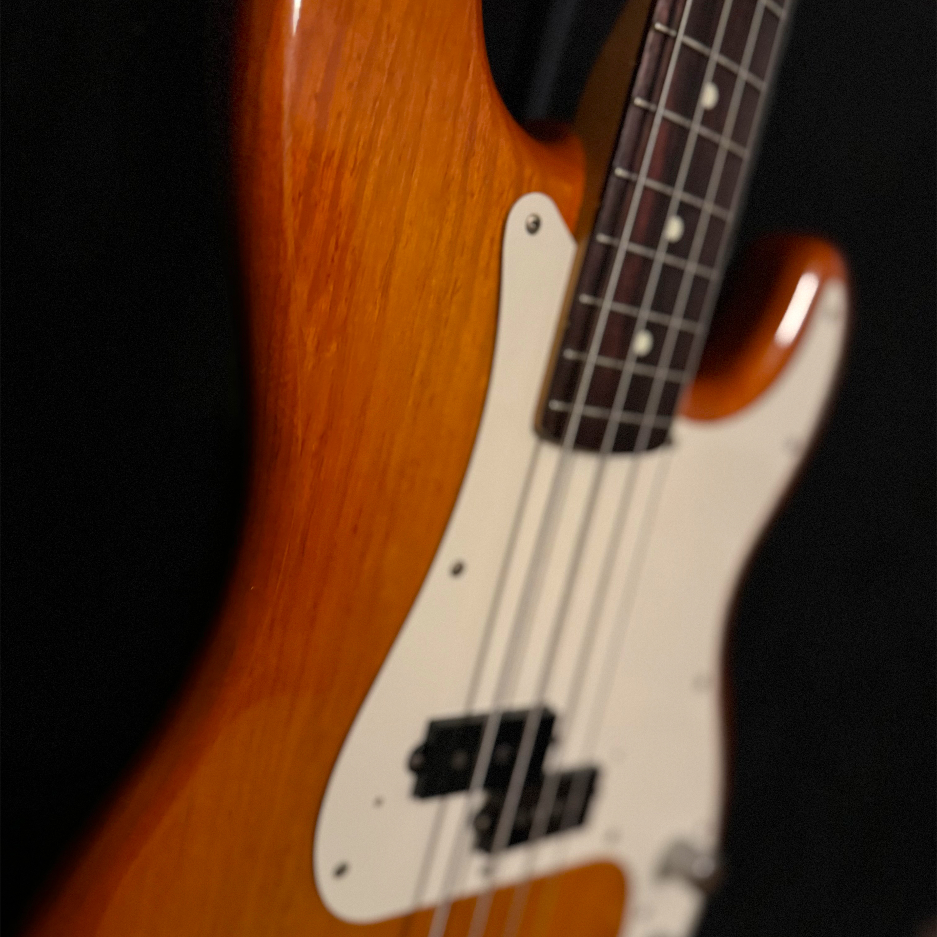 fender-70-reissue-precision-bass-pb70-mij_cherrysunburst_3