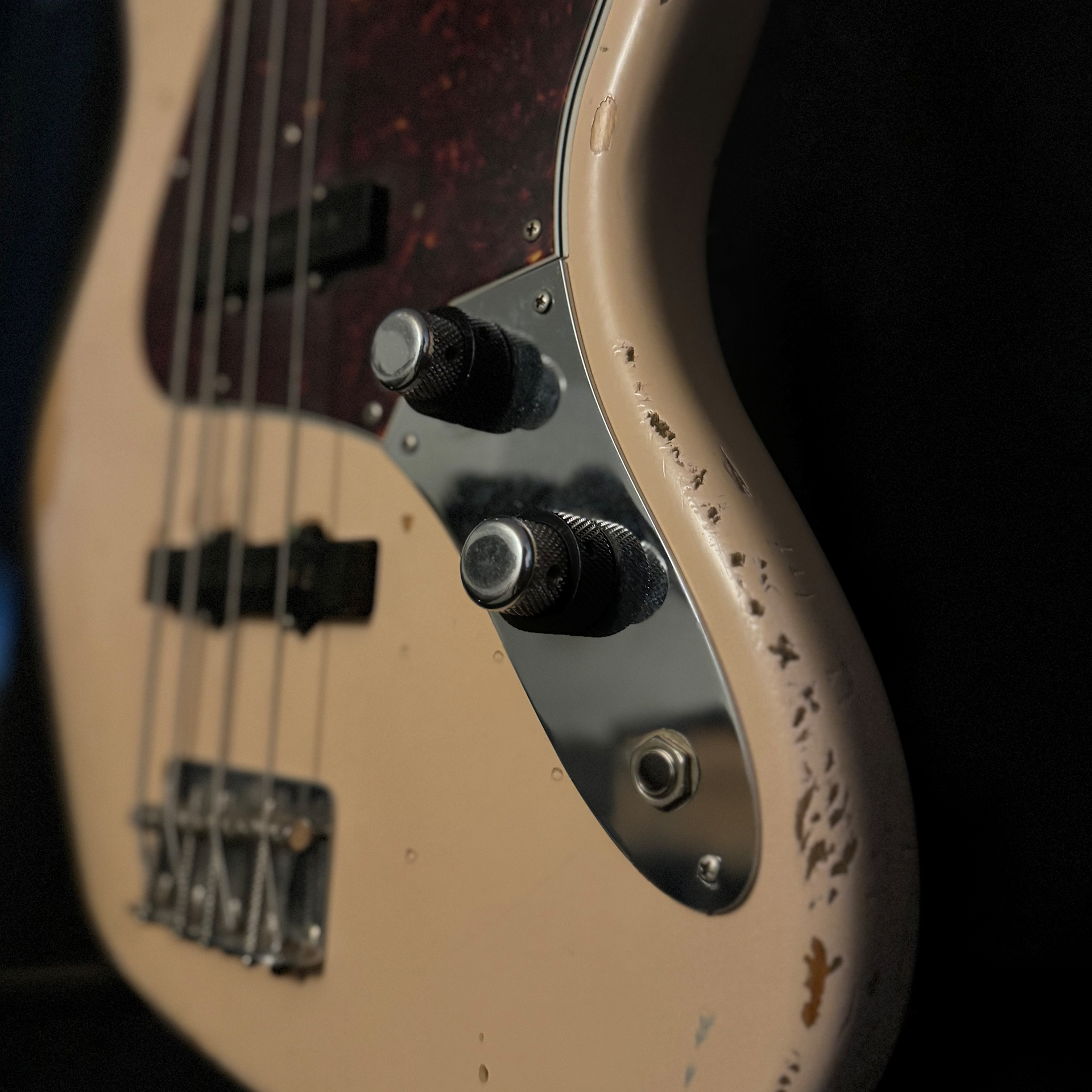 fender-flea-signature-jazz-bass-roadworn_shellpink_4